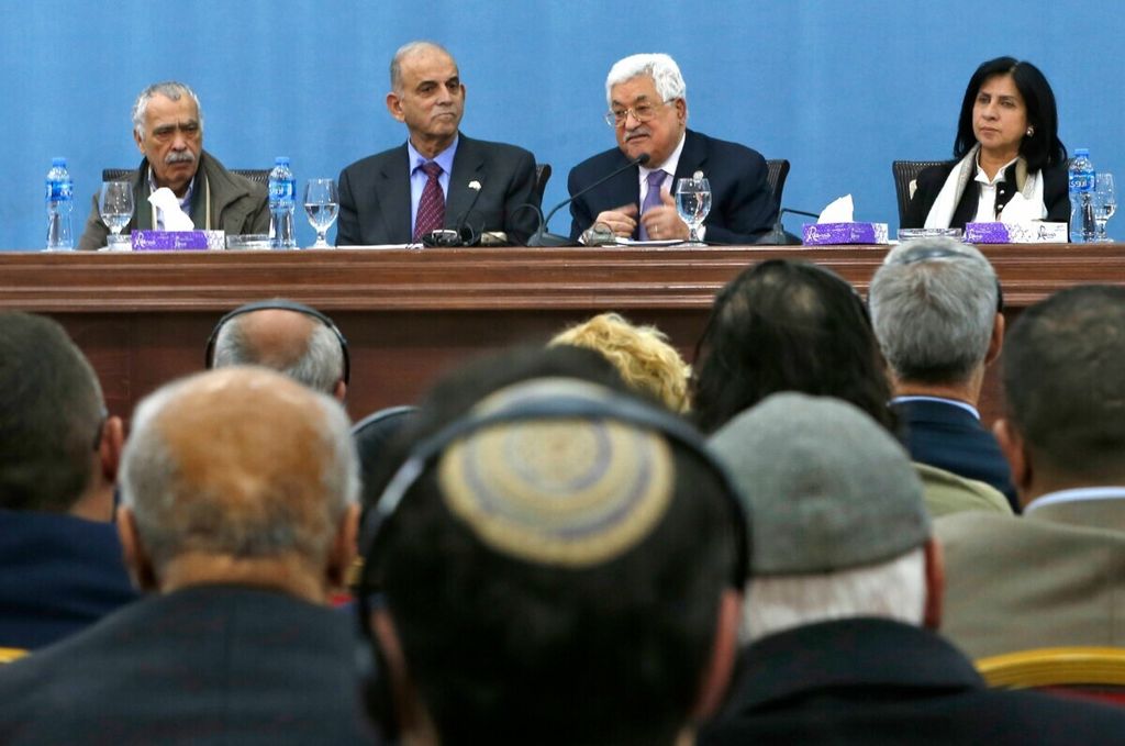Presiden Palestina Mahmoud Abbas (kanan, tengah) berbicara di samping Ran Cohen (kiri, tengah), mantan anggota parlemen Israel Knesset yang juga anggota partai sayap kiri Meretz, saat menghadiri Forum Kemerdekaan dan Perdamaian Palestina di Ramallah, Tepi Barat, 6 Februari 2019. Abbas memulai kawatan ke China, Selasa (13/6/2023).