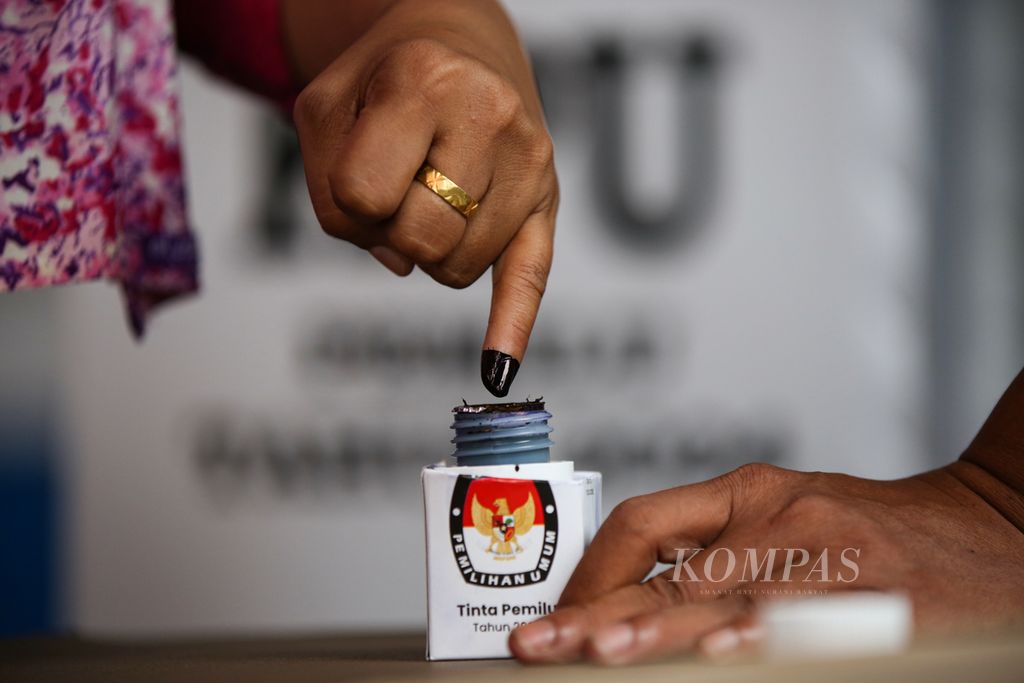 Warga mencelupkan jari ke tinta seusai memberikan suara pada Pemilu 2024, di TPS 20, di Kelurahan Larangan Utara, Larangan, Kota Tangerang, Banten, 14 Februari 2024. 