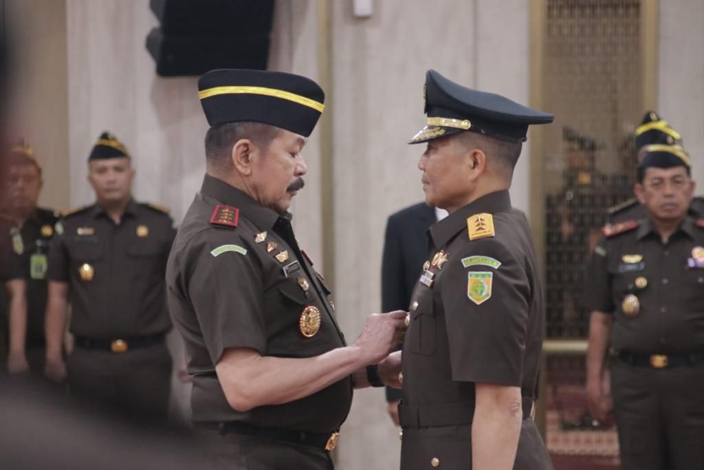 Jaksa Agung Sanitiar Burhanuddin melantik Mayor Jenderal Wahyoedho Indrajit menjadi Jaksa Agung Muda Pidana Militer menggantikan Laksamana Muda Anwar Saadi, Rabu (12/7/2023), di Jakarta.