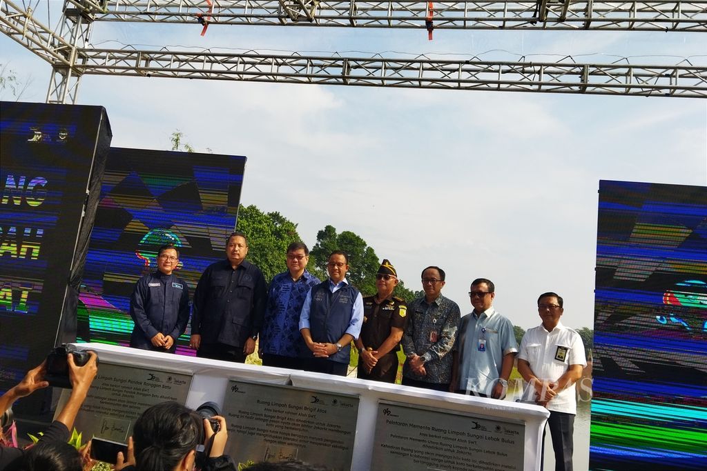Gubernur DKI Jakarta Anies Baswedan (tengah berbaju rompi biru) saat meresmikan Waduk Brigif, Jagakarsa, Jakarta Selatan, Kamis (6/10/2022). 