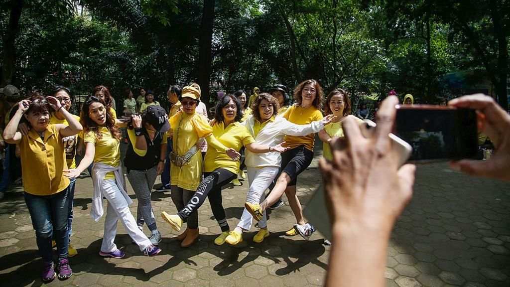 Anggota komunitas <i>line dance</i> Happiness berlatih di Taman Lansia, Bandung, Jawa Barat, Rabu (5/2/2020). 