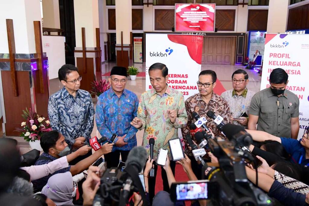 Presiden Jokowi memberikan keterangan pers setelah membuka Rakernas Program Banggakencana dan Percepatan Penurunan Stunting Tahun 2023, di Auditorium BKKBN, Jakarta, Rabu, 25 Januari 2023. 