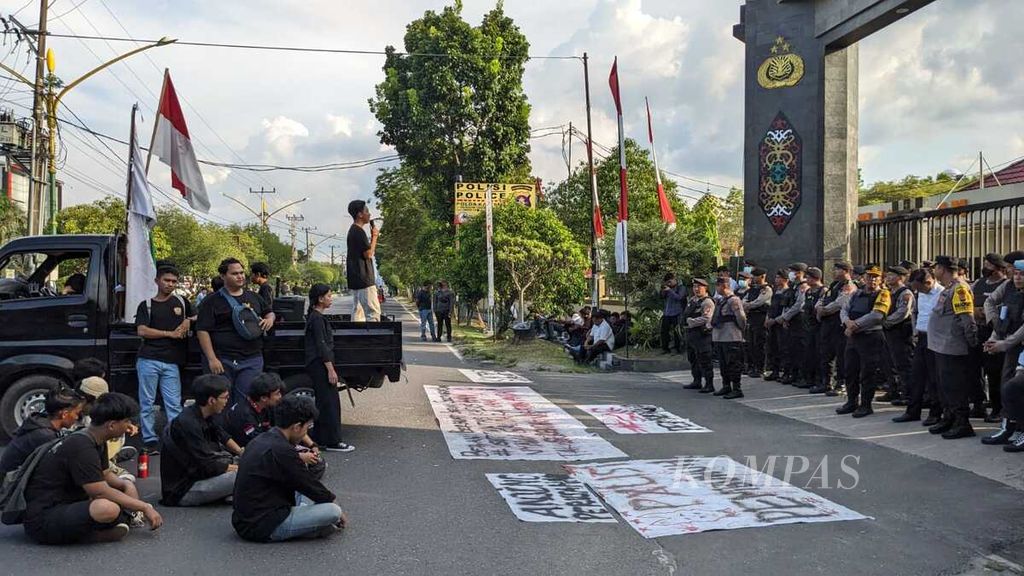 Puluhan mahasiswa kembali beraksi di depan kantor Polda Kalimantan Tengah di Kota Palangkaraya, Senin (23/10/2023). Mereka meminta penembak warga segera ditangkap.