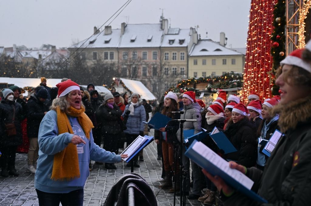 Paduan suara Natal di kota lama, Praha, Republik Ceko, Rabu (!4/12). Kehadiran paduan suara ini menyemarakkan festival natal di Praha.