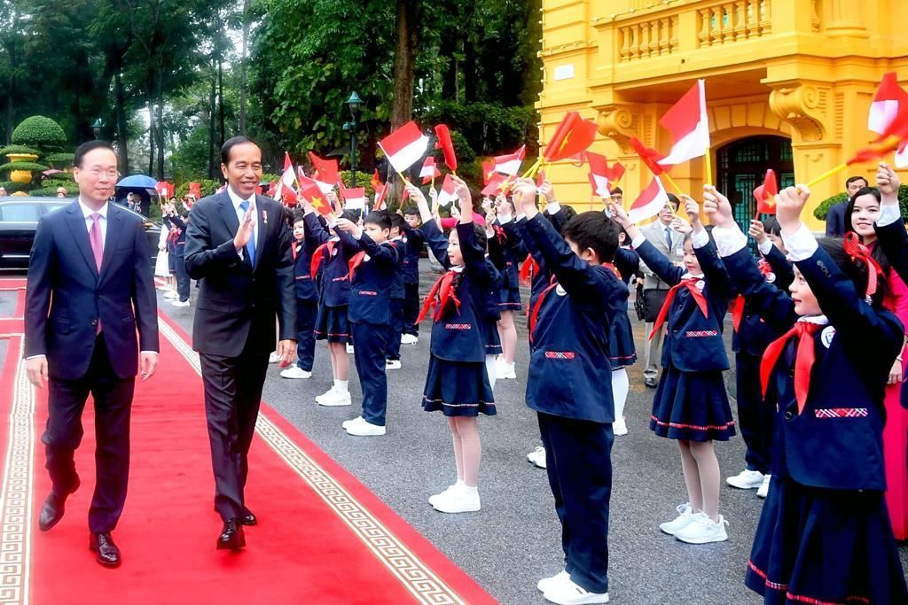 Presiden Joko Widodo disambut upacara kenegaraan di Istana Presiden, Hanoi, Vietnam, Jumat (12/1/2024). Setibanya di halaman istana, Presiden Jokowi disambut langsung oleh Presiden Vietnam Võ Văn Thưởng.