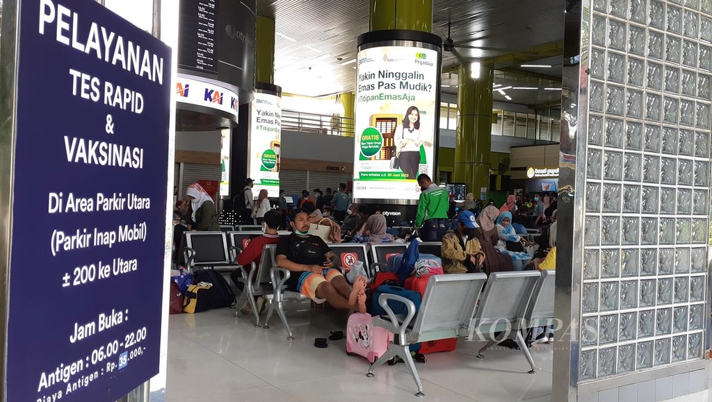 Sejumlah penumpang menunggu jadwal keberangkatan kereta api di Stasiun Gambir, DKI Jakarta, Selasa (19/4/2022). Sejumlah warga di Jakarta dan sekitarnya memutuskan mudik lebih awal untuk menghindari kepadatan penumpang saat sepekan terakhir menjelang Lebaran. 