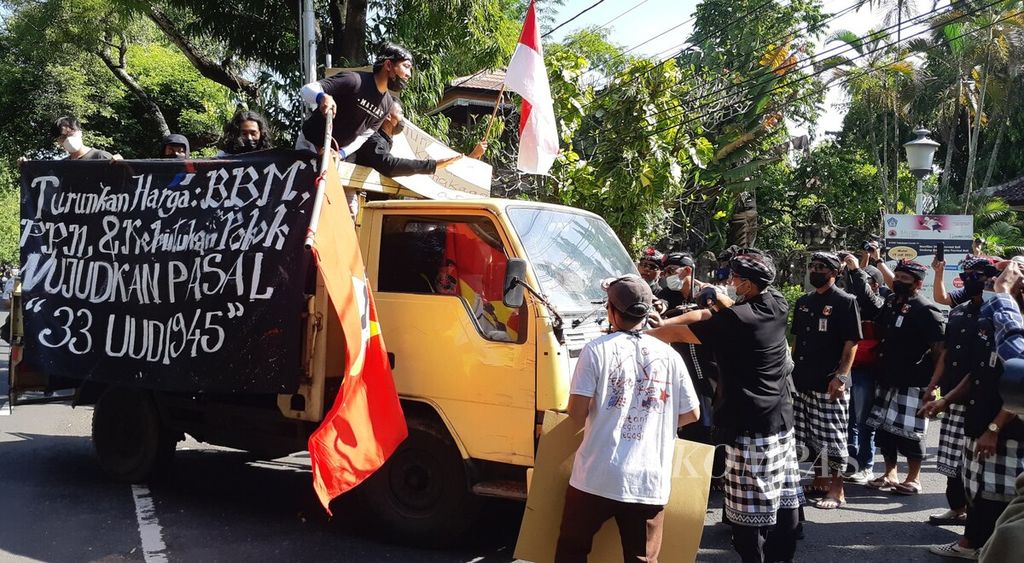 Peserta aksi unjuk rasa dari Liga Mahasiswa Nasional untuk Demokrasi (LMND) Wilayah Bali, Senin (11/4/2022), tiba di depan Gedung DPRD Provinsi Bali, Kota Denpasar, untuk menggelar demonstrasi. 