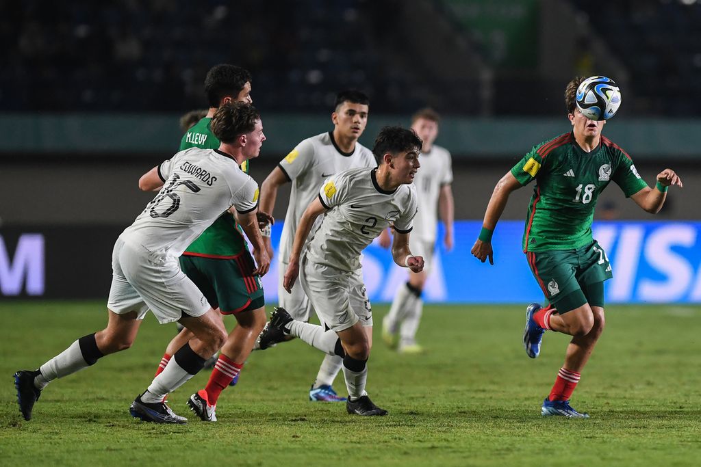 Pemain tim Meksiko, Tahiel Jimenez (kanan), dibayangi para pemain Selandia Baru pada laga babak penyisihan Grup F Piala Dunia U-17 2023 di Stadion Si Jalak Harupat, Kabupaten Bandung, Jawa Barat, Sabtu (18/11/2023). Meksiko menang 4-0.