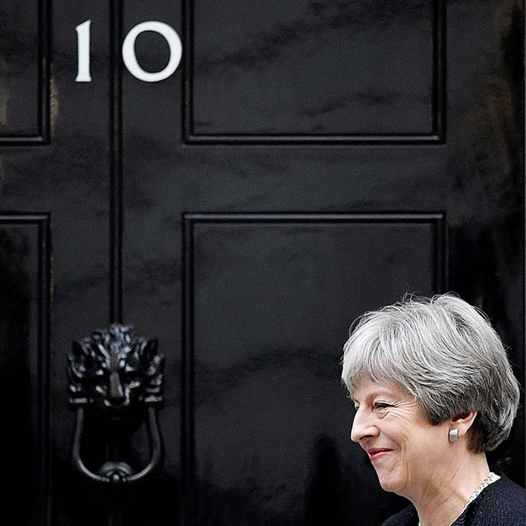 Perdana Menteri  Inggris Theresa May, Selasa (30/1), berjalan keluar dari kantornya di 10 Downing Street untuk menyambut mitranya, Perdana Menteri Estonia  Juri Ratas di London. Pemerintahan May saat ini dihadapkan pada persoalan rumit terkait isu Brexit. 