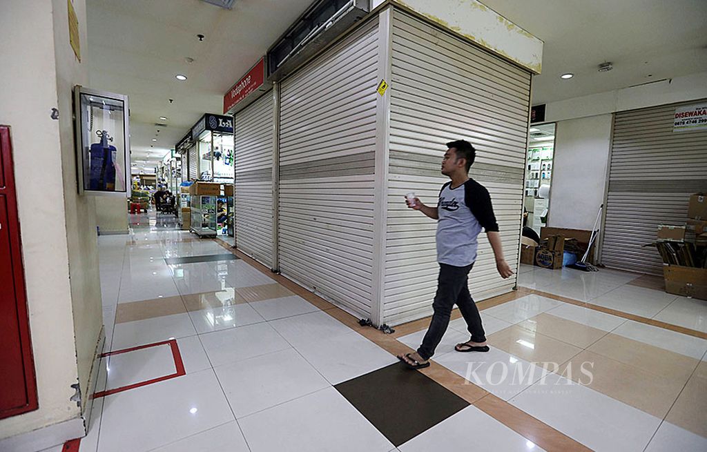 Suasana pusat perbelanjaan di kawasan Jakarta Barat, Selasa (25/7). Nilai bisnis properti ritel pusat perbelanjaan masih dinilai menguntungkan di tengah daya beli masyarakat yang semakin menurun dan menjamurnya bisnis ritel daring.