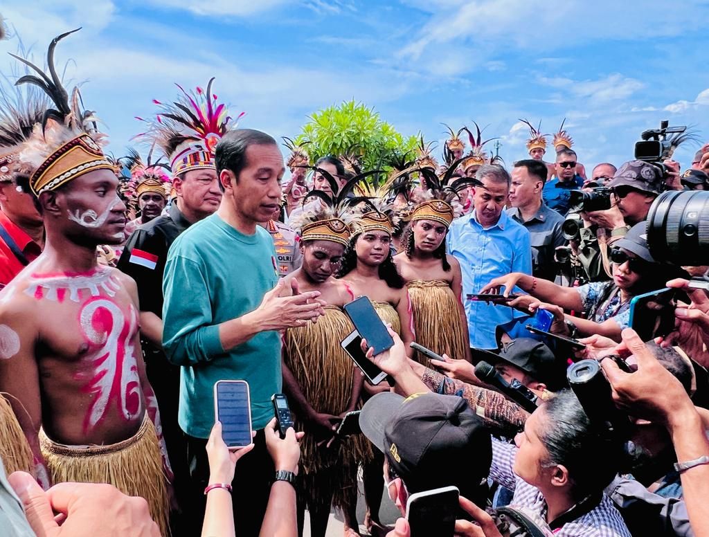 Presiden Joko Widodo menjawab pertanyaan awak media seusai menghadiri Papua Street Carnival di Jayapura, Papua, Jumat (7/7/2023).