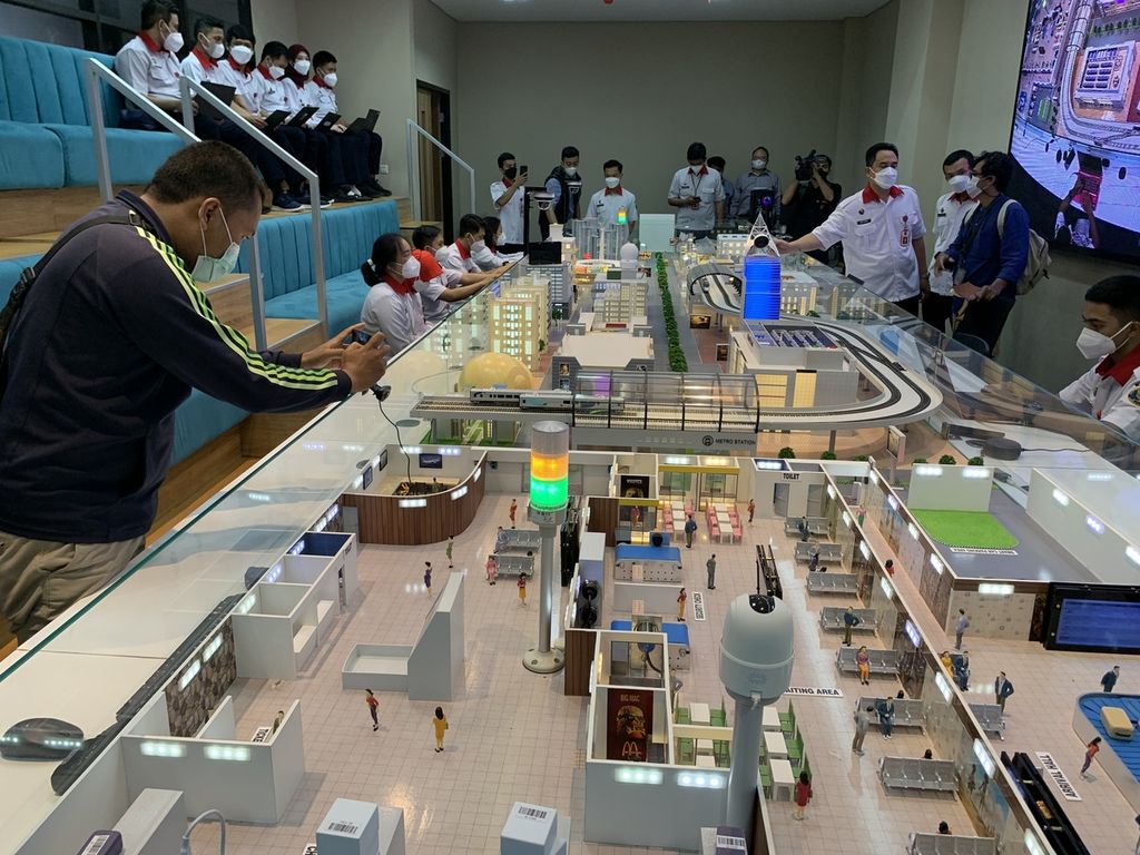 Seorang jurnalis memotret simulator <i>smart city</i> yang ada di Pusat Pengembangan SDM Badan Siber dan Sandi Negara (BSSN) di Sentul, Kabupaten Bogor, Jawa Barat, Rabu (16/3/2022). Simulator tersebut digunakan untuk mempelajari sejumlah ancaman serangan siber yang umum terjadi pada kota yang terintegrasi dengan sistem elektronik.