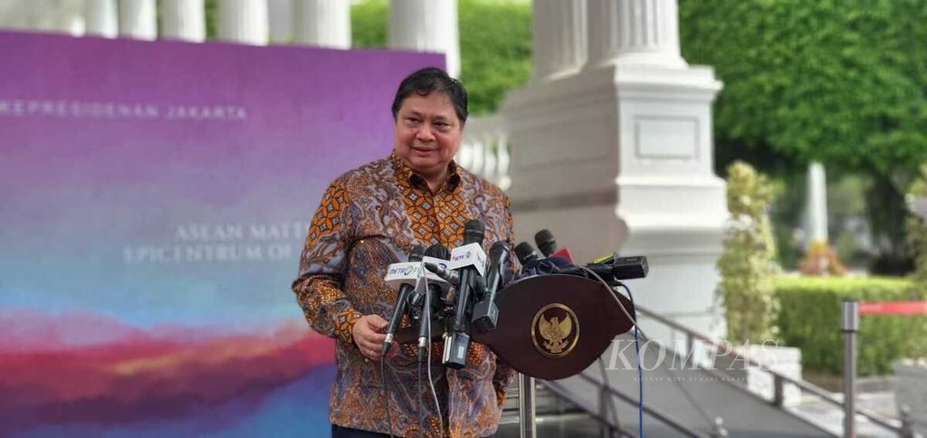 Ketua Umum Partai Golkar Airlangga Hartarto saat menjawab pertanyaan awak media di kompleks Istana Kepresidenan Jakarta, Rabu (3/5/2023).