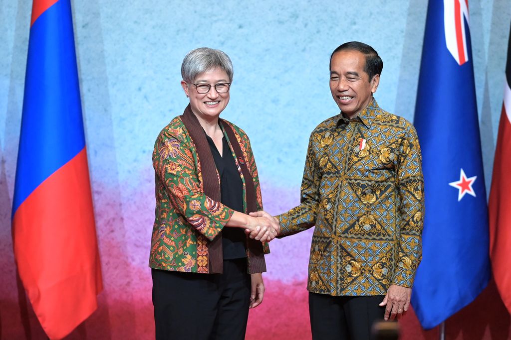 Presiden Joko Widodo (kanan) bersalaman dengan Menlu Australia Penny Wong dalam courtesy call penyelenggaraan Pertemuan Ke-56 Menteri Luar Negeri ASEAN (AMM) di Jakarta, Jumat (14/7/2023). 