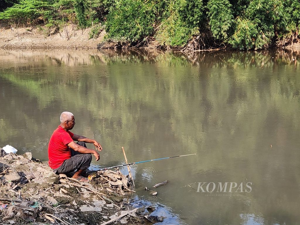 A resident was fishing in the middle of a murky river suspected of being affected by pollution in the Bengawan Solo, located on the border between Sukoharjo District and Surakarta City, Central Java, on Tuesday (5/21/2024). The pollution is suspected to have come from textile and ethanol waste. This situation has caused the Semanggi Water Treatment Plant to stop operating temporarily.