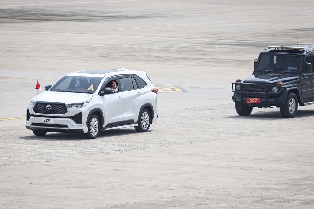 Mobil yang membawa Paus Fransiskus tiba di Bandara Internasional Soekarno-Hatta, Tangerang, Banten, Jumat (6/9/2024). Paus Fransiskus akan melanjutkan perjalanannya ke Papua Niugini. 