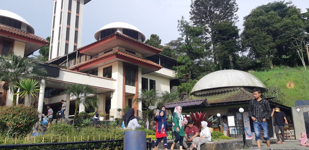 Wisatawan bersantai di taman Masjid At-Taawun, di Jalan Raya Puncak, Desa Tugu Selatan, Kecamatan Cisarua, Kabupaten Bogor, Jawa Barat, Rabu (2/3/2022).