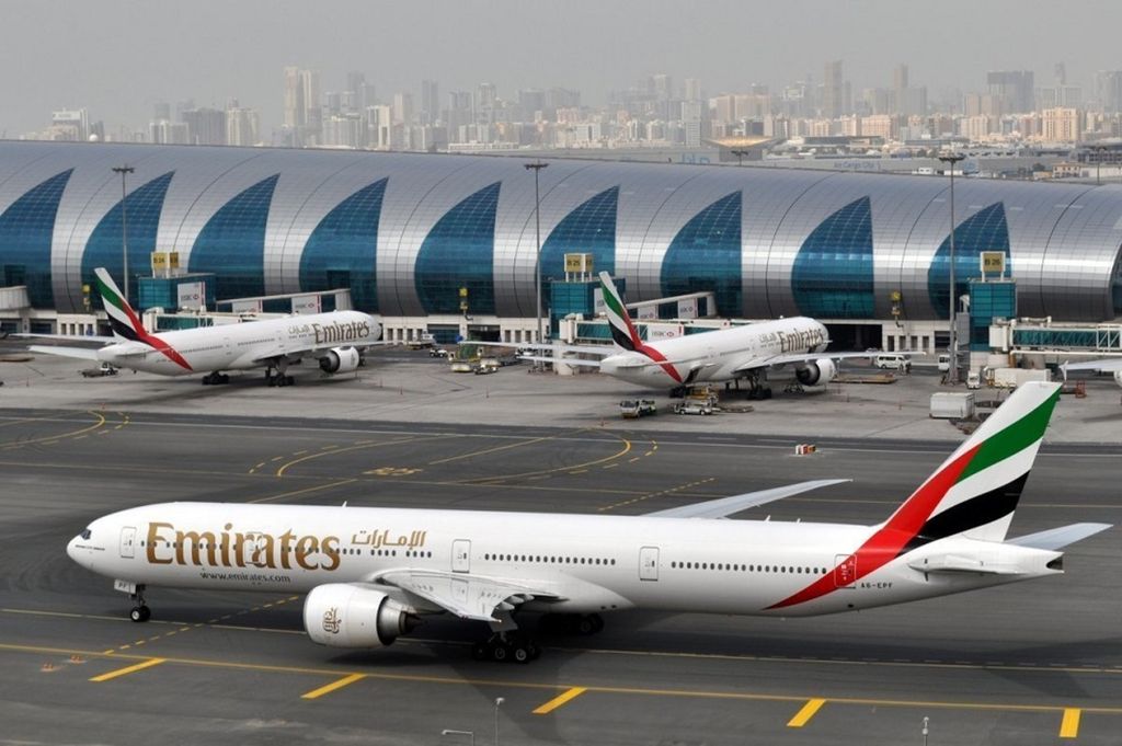 Sebuah pesawat maskapai Emirates sedang bergerak menuju pintu kedatangan di Bandar Udara Internasional Dubai di Dubai, Uni Emirat Arab, Rabu (22/3). 