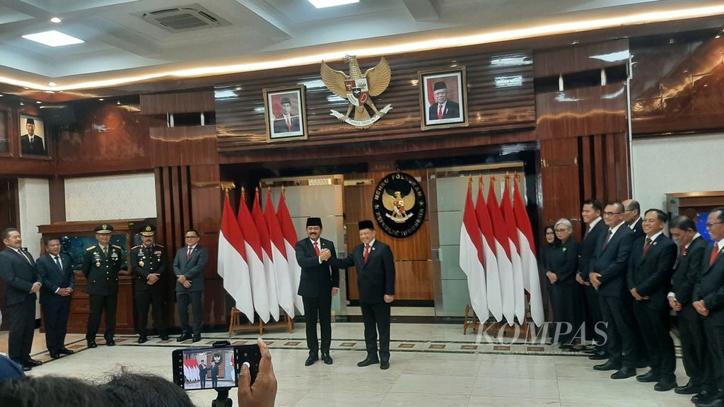The handover ceremony between the new Coordinating Minister for Political, Legal, and Security Affairs Hadi Tjahjanto and Tito Karnavian, who previously served as the Acting Minister of Polhukam, took place at the Polhukam Ministry Office in Jakarta on Wednesday (21/2/2024).