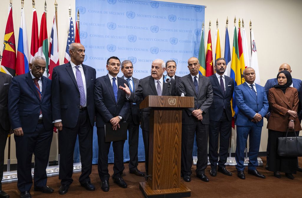 Pengamat Palestina untuk PBB, Ryad Mansour, dan para pejabat perwakilan negara-negara Arab lainnya membahas situasi di Israel dan Gaza dalam konferensi pers di Markas Besar PBB, Jumat (13/10/2023), setelah serangan Hamas terhadap Israel.