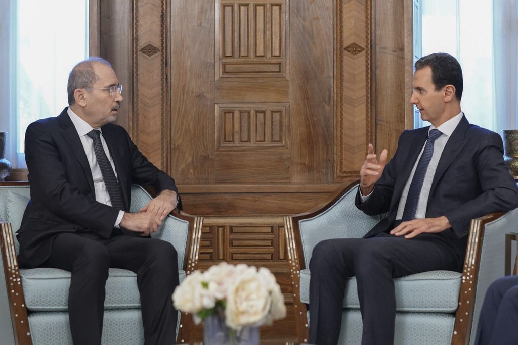 Menteri Luar Negeri Jordania Ayman Safadi bertemu dengan Presiden Suriah Bashar al-Assad di Damaskus, Suriah, Rabu (15/2/2023). 