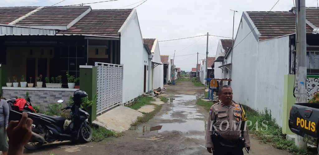 Potret lokasi pencurian mobil di salah satu perumahan di Desa Gebang Kulon, Kecamatan Gebang, Kabupaten Cirebon, Jawa Barat, Rabu (10/1/2024). Perumahan rentan menjadi sasaran pelaku kriminalitas.
