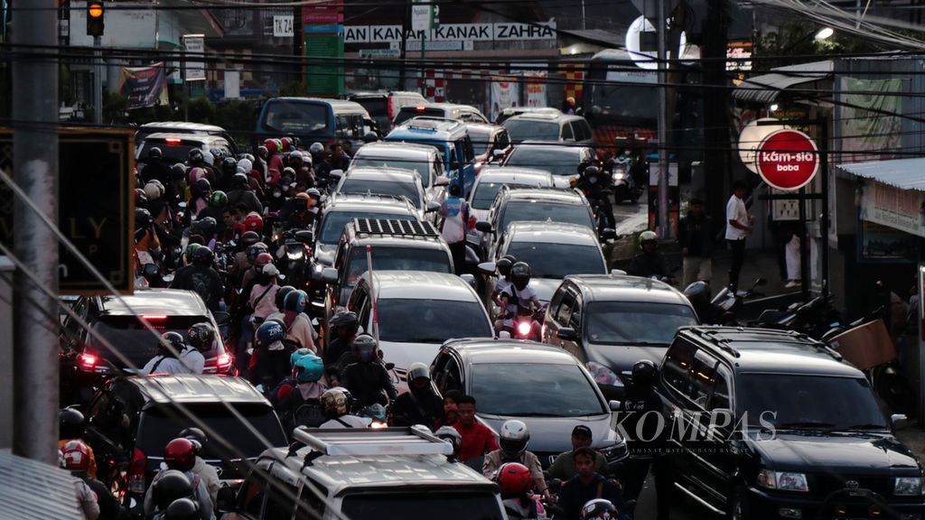 Kemacetan di Jalan Raya Ciawi, Kabupaten Bogor, Jawa Barat, yang dipadati kendaraan menuju Puncak, Minggu (27/2/2022). 