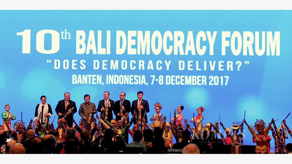 Wakil Presiden Jusuf Kalla (belakang, ketiga dari kiri) bersama perwakilan negara sahabat menghadiri pembukaan Bali Democracy Forum (BDF) Ke-10, Kamis (7/12), di Tangerang Selatan, Banten. Letusan Gunung Agung di Bali memaksa lokasi BDF dipindahkan dari Bali ke Banten. 