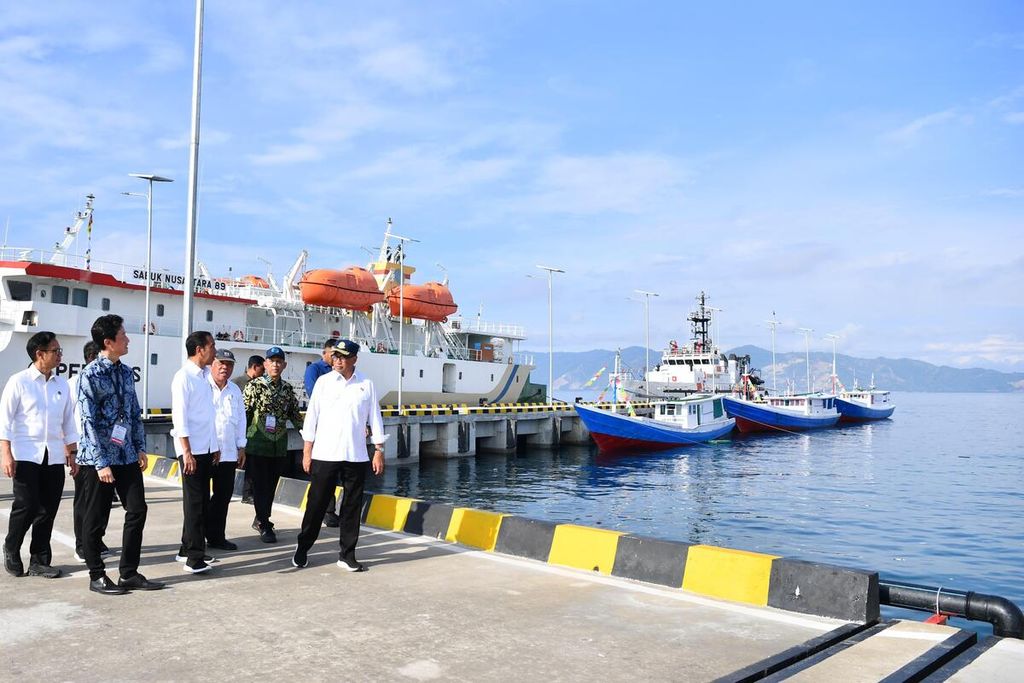 Presiden Joko Widodo meninjau Pelabuhan Wani seusai meresmikan Pelabuhan Pantoloan dan Pelabuhan Wani dari kawasan Teluk Palu, Kabupaten Donggala, Provinsi Sulawesi Tengah, Rabu (27/3/2024).