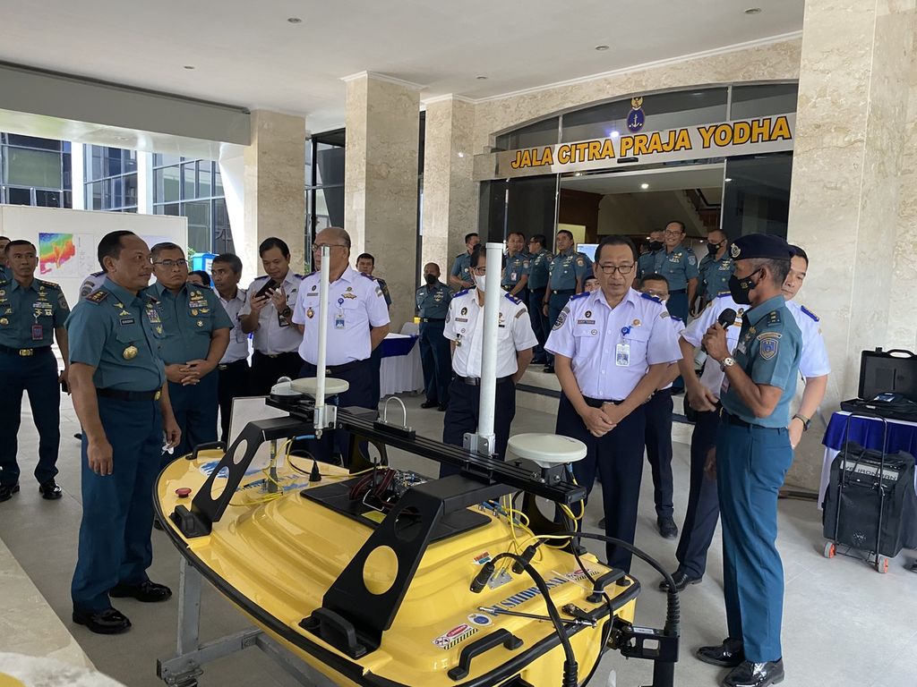 Komandan Pusat Hidro-Oseanografi TNI AL Laksamana Madya Nurhidayat dan Dirjen Hubungan Laut Arif Toha Tjahjagama dalam kunjungan ke Pushidrosal, Senin (15/12/2022).