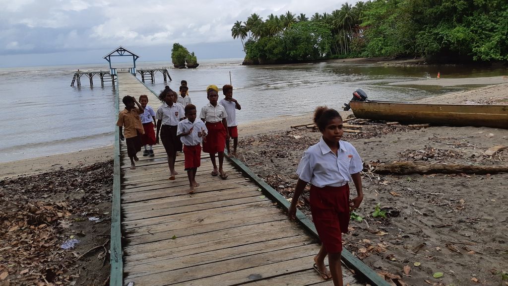 Anak-anak di Kampung Waimon, Distrik Segun, Kabupaten Sorong, Papua Barat, Senin (20/9/2021), bermain di dermaga. Dermaga ini menjadi satu-satunya pintu keluar-masuk ke Kampung Waimon. Kampung Waimon hanya memiliki satu sekolah dasar dan belum tersentuh jaringan telekomunikasi.