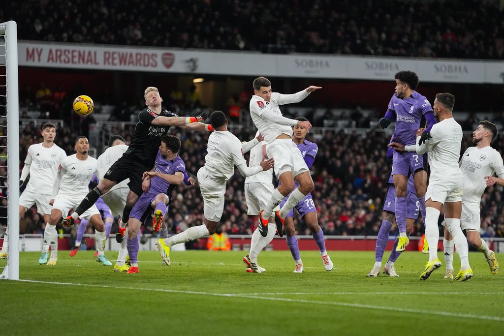 Pemain Arsenal Jakub Kiwior (tengah atas) mencetak gol bunuh diri saat laga Piala FA melawan Liverpool, Senin (8/1/2024) dini hari WIB.