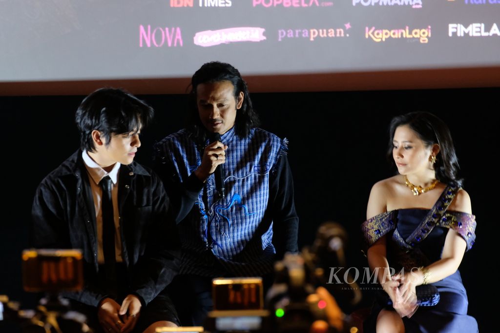Aktor Angga Yunanda (kiri), Dwi Sasono (tengah), dan Prilly Latuconsina (kanan) hadir pada pemutaran terbatas film <i>Budi Pekerti</i> untuk wartawan di Plaza Senayan, Jakarta, Senin (30/10/2023). Hingga kini, <i>Budi Pekerti</i> mendapat 17 nominasi di ajang Festival Film Indonesia (FFI) 2023.