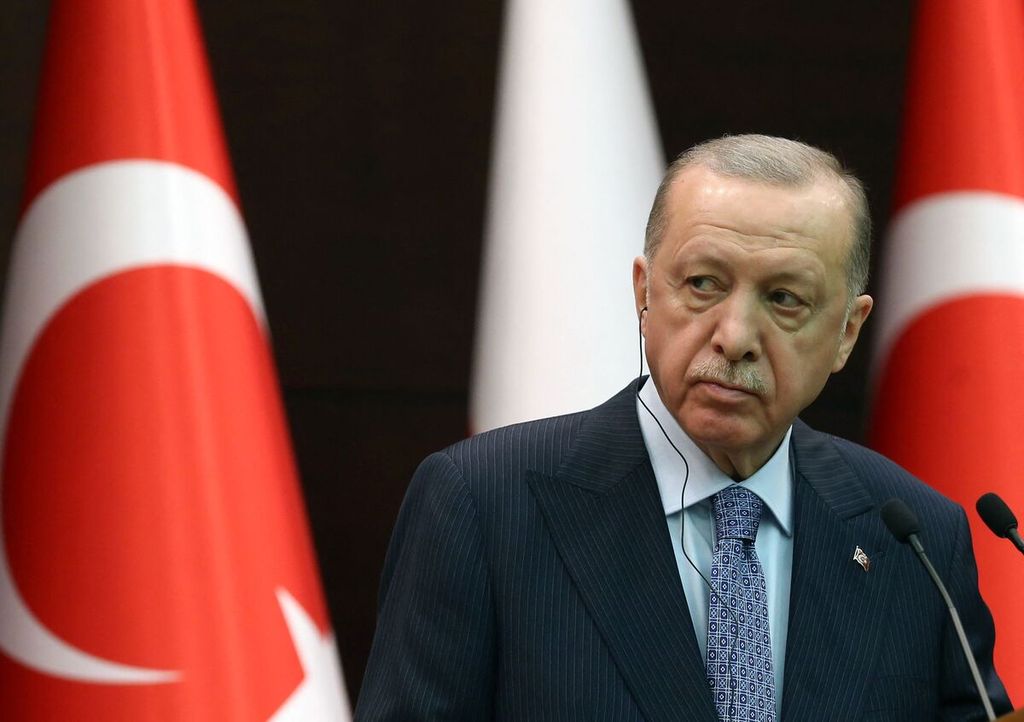  Presiden Turki Recep Tayyip Erdogan saat hadir pada konferensi pers seusai berkunjung ke Polandia di Cankaya Mansion di Ankara, 16 Maret 2022. Erdogan, yang akan menghadiri KTT G20 di Bali, pekan ketiga November 2022, menghadapi peristiwa ledakan bom di Istanbul. Dia menyebut ledakan itu sebagai teror. 