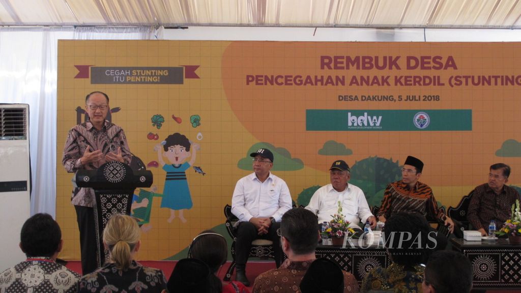 Presiden Bank Dunia Jim Yong Kim memberiksan sambutan pada Rembuk Desan Pencegahan Anak Stunting di Desa Dakung, Kecamatan Praya Tengah, Kabupaten Lombok Tengah, Nusa Tenggara Barat, Kamis (5/7/2018).