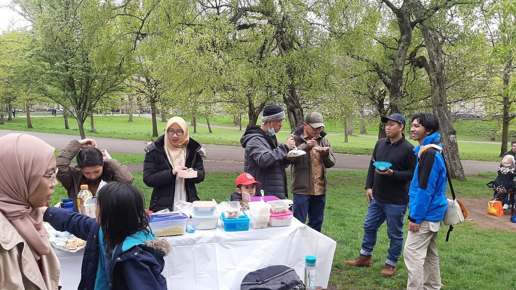 Suasana halal-bihalal pelajar Indonesia di Glasgow, Skotlandia, pada Hari Raya Idul Fitri, Senin (2/5/2022). Para pelajar beserta keluarganya tampak berkumpul dan bercakap-cakap bersama di Taman Kelvingrove, Glasgow.