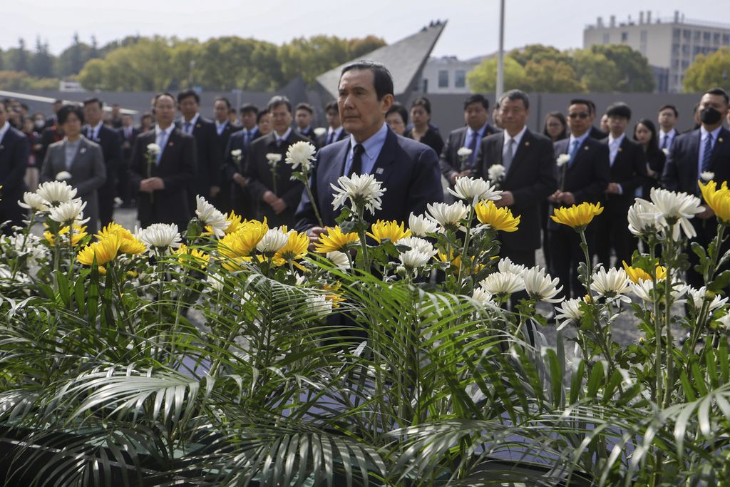 Mantan Presiden Taiwan Ma Ying-jeou berkunjung ke Nanjing Massacre Memorial Hall di Nanjing, Provinsi Jiangsu, China timur, 29 Maret 2023. 