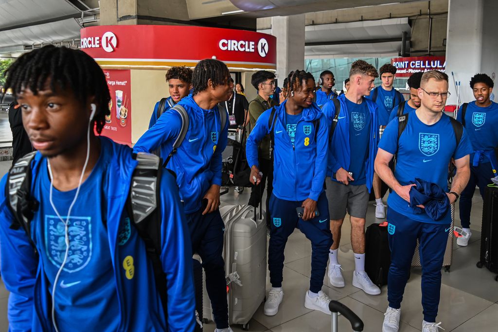 Sejumlah pemain tim sepak bola U-17 Inggris berjalan menuju titik penjemputan di Bandara Soekarno-Hatta, Tangerang, Banten, Jumat (3/11/2023). Tim tersebut berada dalam Grup C pada ajang Piala Dunia U-17 2023 bersama Iran, Kaledonia Baru, dan Brasil. 