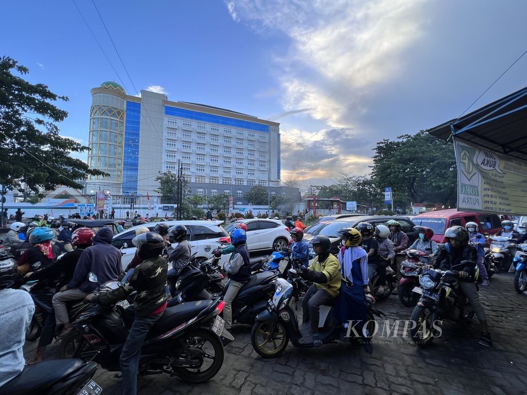 Ratusan kendaraan terjebak di jalan dan area parkir ruko di Jalan Sultan Alauddin, Makassar, akibat aksi penutupan jalan yang dilakukan mahasiswa, Kamis (8/9/2022).