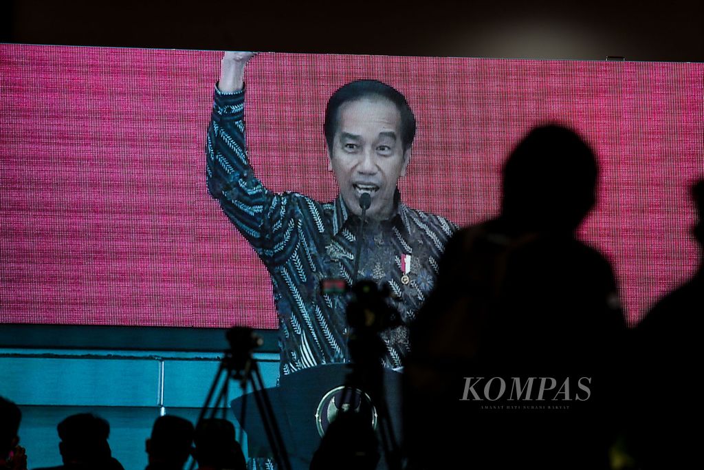 Presiden Joko Widodo memberikan sambutan pada Rakernas II PDI Perjuangan di Sekolah Partai PDI Perjuangan, Lenteng Agung, Jakarta, Selasa (21/6/2022). 