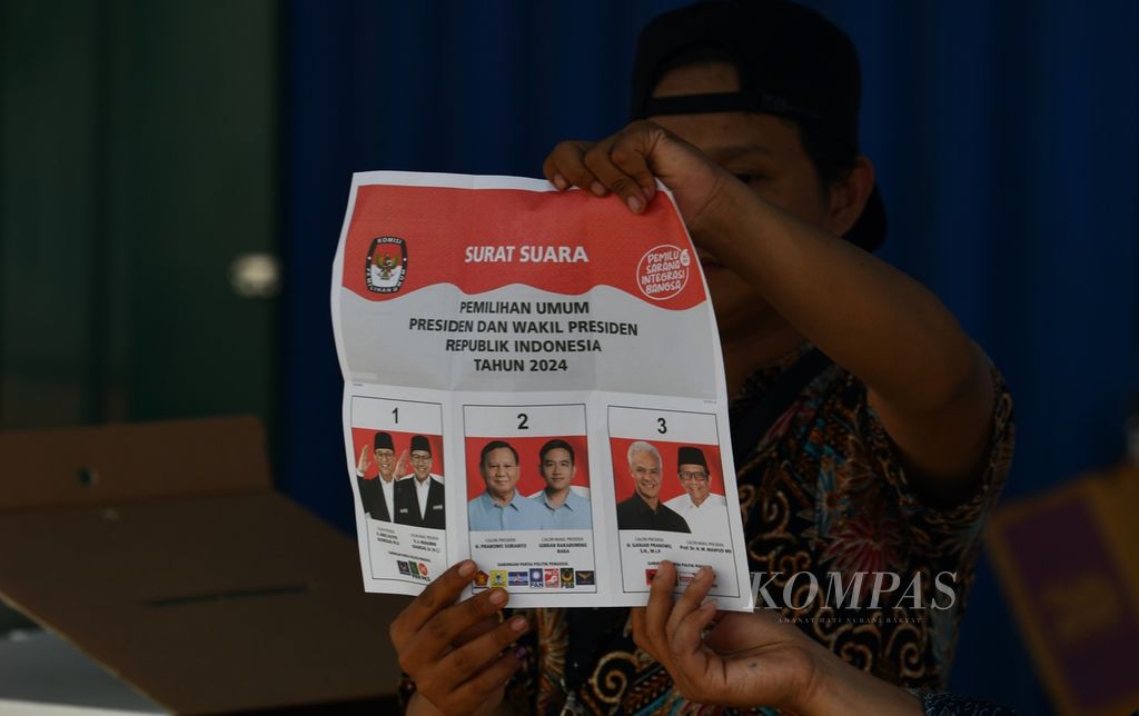 Petugas KPPS menunjukkan suarat suara saat penghitungan suara untuk pemilihan presiden dan wakil presiden dalam Pemilu 2024 di TPS 186 Duri Kosambi, Cengkareng, Jakarta Barat, Rabu (14/2/2024).