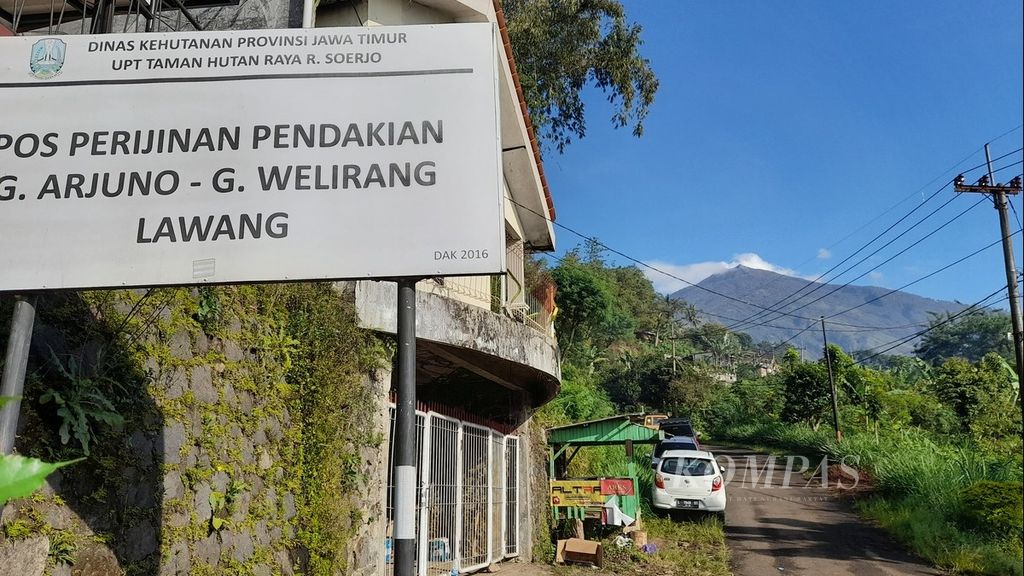 Badan Gunung Arjuno terlihat jelas dari arah pos pendakian di Desa Wonorejo, Kecamatan Lawang, Kabupaten Malang, Jawa Timur, saat cuaca cerah, 6 Juli 2022.