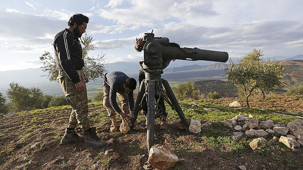 Anggota  kelompok Tentara Pembebasan Suriah (FAS) yang didukung Turki menyiapkan rudal anti-tank di Afrin, Suriah utara, Minggu (18/2). Merespons serangan Turki ke Afrin yang dikuasai Kurdi, milisi Kurdi menjalin kerja sama dengan kelompok bersenjata pro-Pemerintah Suriah.