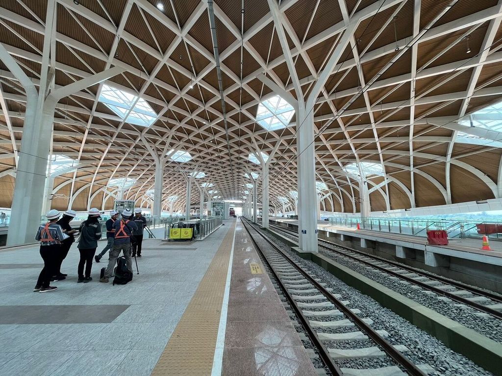 Suasana peron di Stasiun Halim, Jakarta Timur, Sabtu (12/8/2023). Stasiun ini merupakan satu dari empat stasiun yang akan disinggahi kereta cepat Jakarta-Bandung. Pembangunan stasiun ini memasuki tahap akhir.