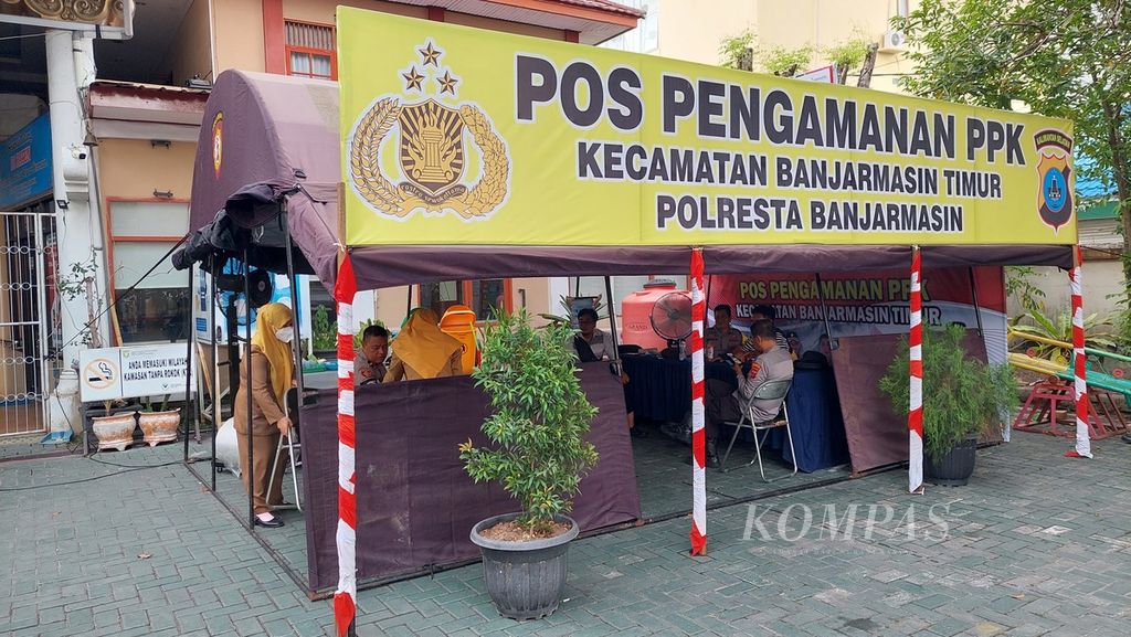 Petugas pengamanan tetap siaga saat berlangsung rekapitulasi suara Pemilu 2024 tingkat kecamatan di Banjarmasin Timur, Kota Banjarmasin, Kalimantan Selatan, Selasa (20/2/2024).