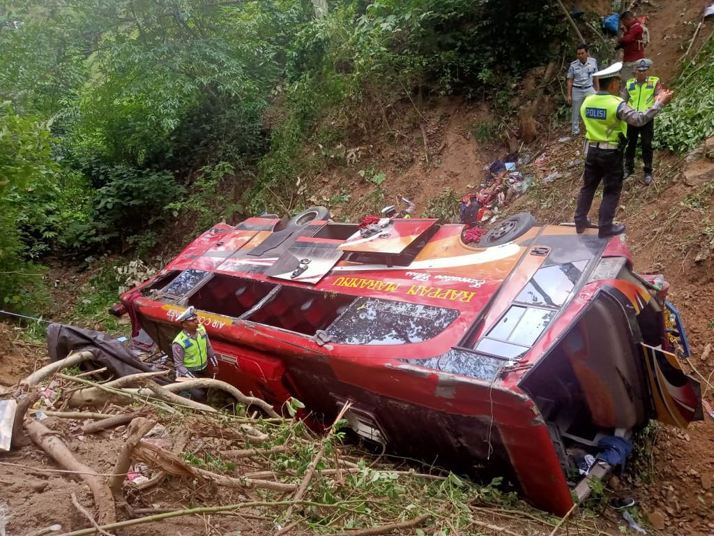 Bus yang mengangkut rombongan santri mengalami kecelakaan dan masuk jurang di wilayah Toboli, Parigi Moutong, Sulawesi Tengah, Rabu (4/5/2023) malam. Hingga Kamis siang bus masih berada di dasar jurang dengan kedalaman 20 meter.