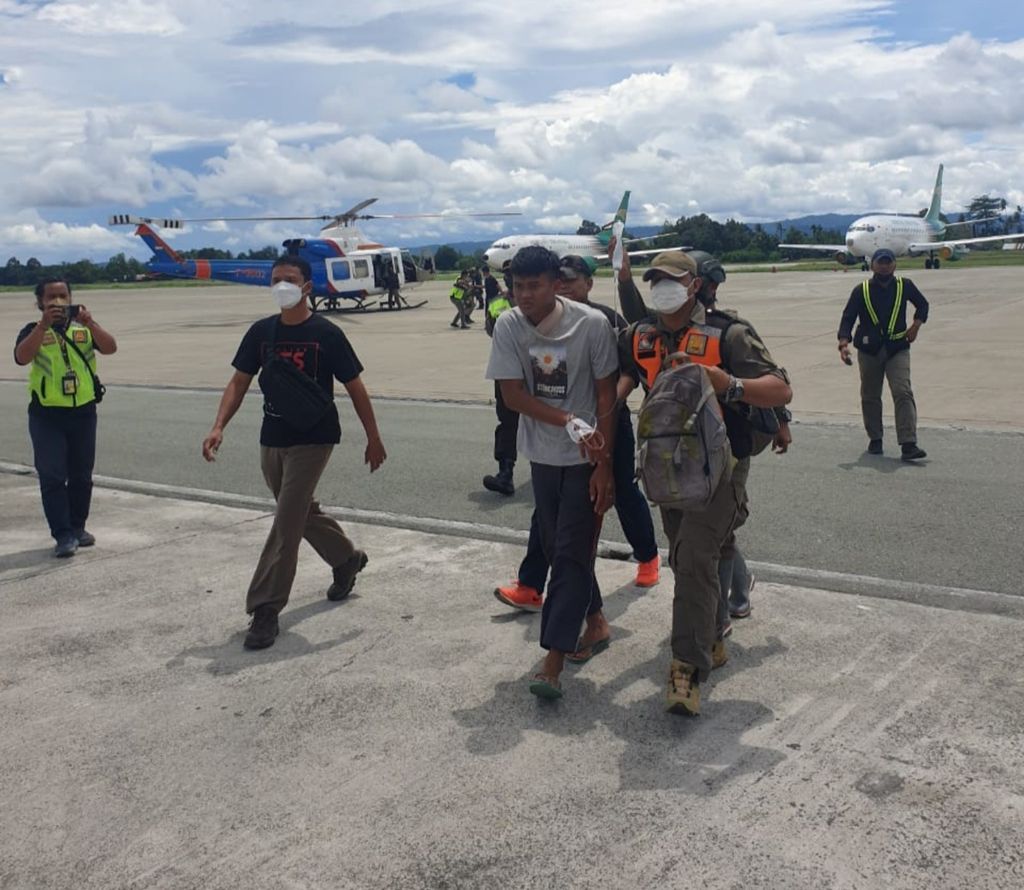 Bharatu Bachtiar, korban penembakan di Pos Brimob Distrik Kiwirok, Kabupaten Pegunungan Bintang, Papua, dievakuasi ke Jayapura pada Senin (17/1/2022).