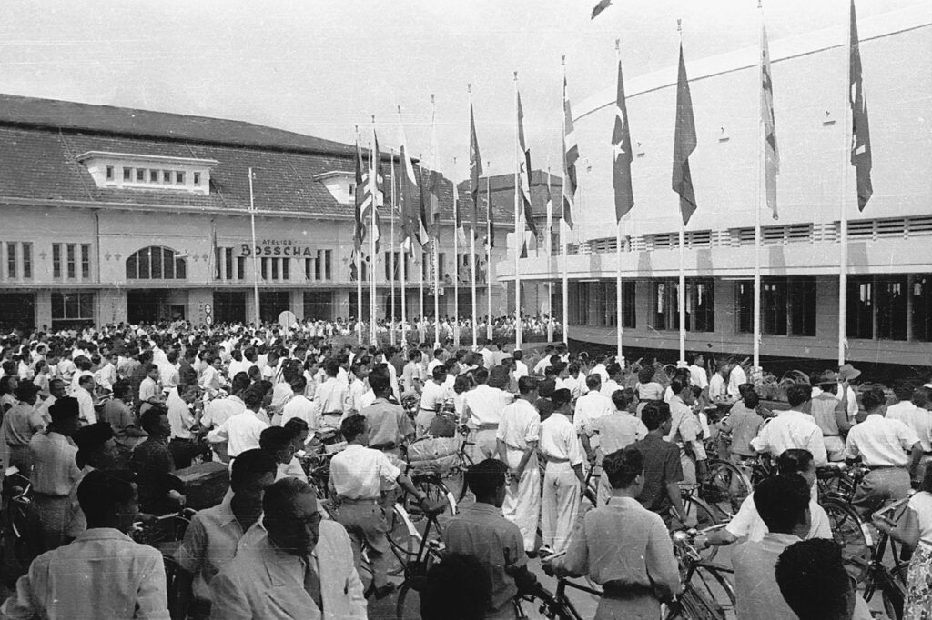 Massa memadati ujung Jalan Braga tempat Konferensi Asia Afrika tahun 1955 di Bandung berlangsung. Titik ini saat ini masih persis seperti tampak pada foto.