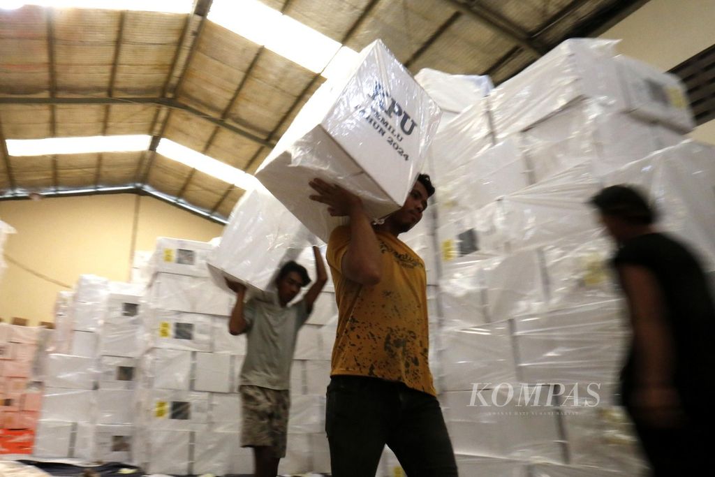 Petugas mengangkut logistik Pemilu 2024 untuk dimasukkan ke dalam truk di gudang logistik Pemilu KPU Kota Tangerang Selatan di kawasan Serpong, Tangerang Selatan, Banten, Kamis (1/2/2024). 