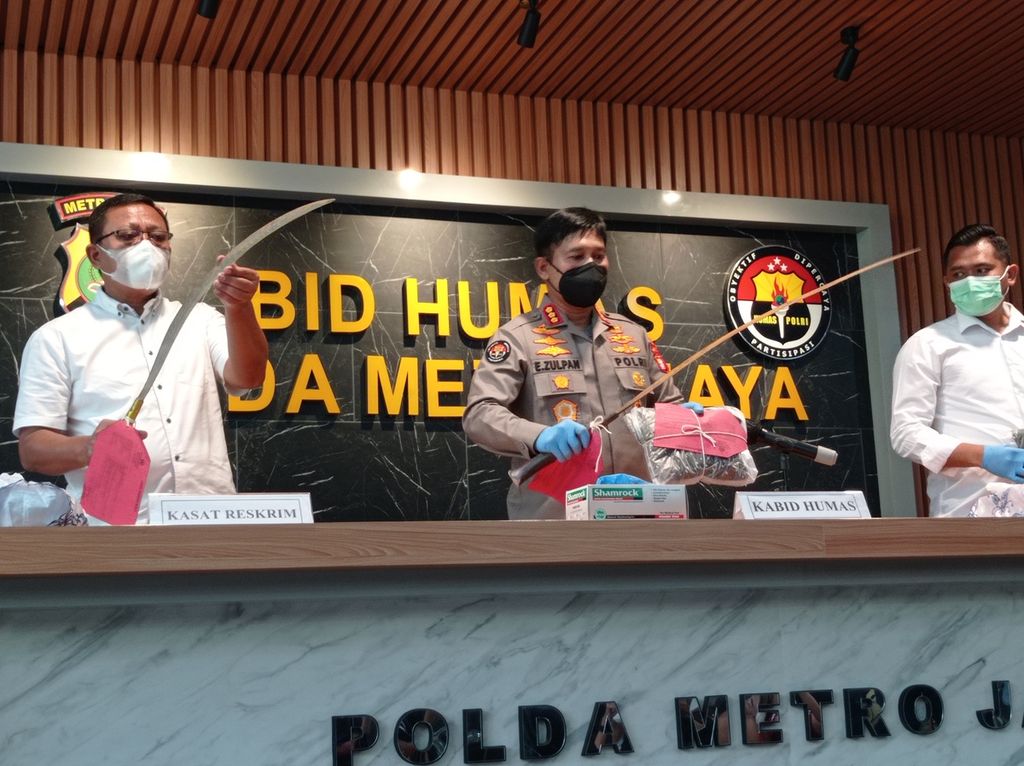 Dua celurit yang digunakan tersangka pengeroyok Luthfi Erlangga Hafidz (17) hingga tewas ketika mencari kucingnya yang hilang di Tarumajaya, Kabupaten Bekasi, Jawa Barat, ditunjukkan polisi di Polda Metro Jaya, Jumat (11/2/2022).